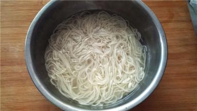 面条捞出，过一下冷开水；