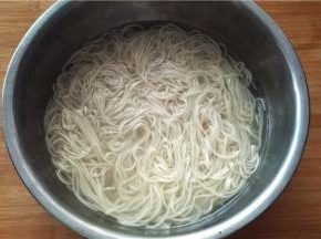 面条捞出，过一下冷开水；