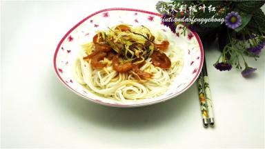 放入大盘，浇上酱汁与海米，再浇上葱油，搅拌匀即可开吃。