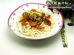 放入大盘，浇上酱汁与海米，再浇上葱油，搅拌匀即可开吃。