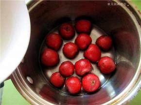 山楂用清水清洗后放入锅中，加入清水；