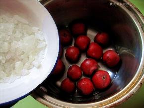 再加入冰糖，先用大火烧开，再转小火煮20-30分钟。