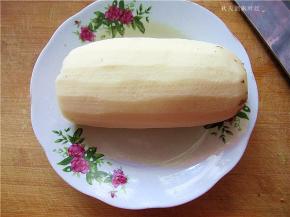莲藕洗净，去皮；