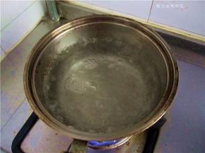 锅中放入适量的清水，将水烧开；
