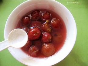 将煮至汤汁浓稠的山楂盛出后，放入少许盐，搅拌均匀作为山楂酱；