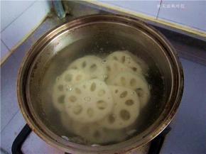 放入莲藕片焯烫两、三分钟至莲藕断生即可。