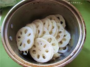 莲藕片捞出后沥干水分，放凉；