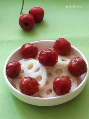 将莲藕片放入容器内，浇上煮好的山楂酱，搅拌均匀即可食用。