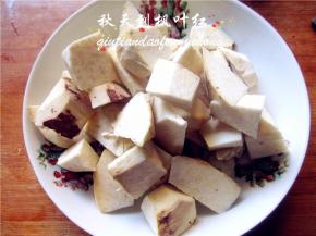 红薯切成大小均匀的块备用；