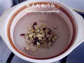 砂锅中水热后放入红莲、百合煮制；