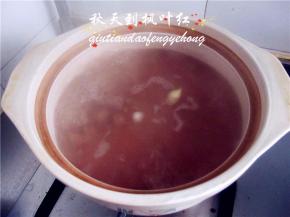 煮开后，水已变成红色的了。