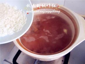 将淘洗好的大米放入；