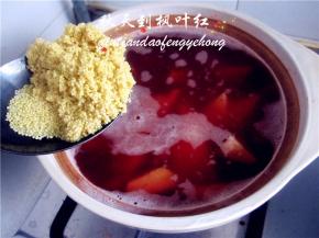 开锅后放入淘洗过的小米；