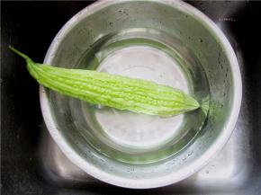 苦瓜用清水清洗干净；