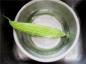 苦瓜用清水清洗干净；