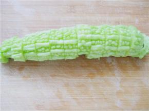 切成宽窄均匀的段；