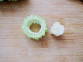 将苦瓜中的瓤去除；