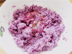 放入适量的糖桂花；