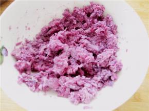 搅拌均匀成桂花紫薯泥。