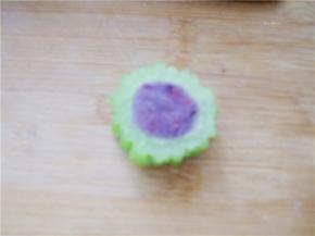 往苦瓜里填满紫薯泥，压紧实即可。