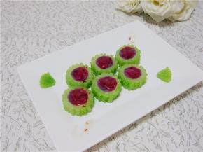 装盘后上面再淋上一些糖桂花，味道更香甜。