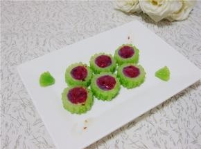 装盘后上面再淋上一些糖桂花，味道更香甜。
