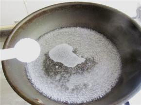 锅中水热后放入少许盐；