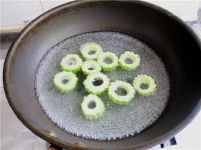 将苦瓜圈放入焯制几分钟；