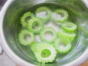 用凉水冲凉浸泡一下。