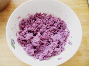 紫薯去皮切小块，放保鲜袋里，撒入一点水，高火微波炉转3分钟，用勺子按碎。