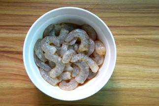 鲜虾剥出虾仁，加盐、料酒、淀粉少许稍腌制