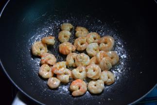 锅中热油，放入虾仁炒至变色，盛出待用