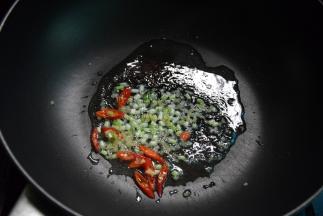 另起锅，炒香葱姜辣椒