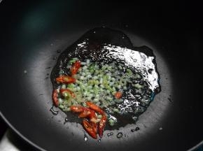 另起锅，炒香葱姜辣椒