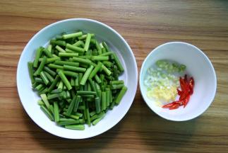 蒜苔摘好洗净切段，葱姜切末，辣椒切丝