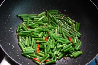 倒入蒜苔，翻炒片刻，然后调入蚝油和盐