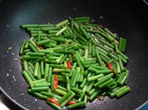 倒入蒜苔，翻炒片刻，然后调入蚝油和盐