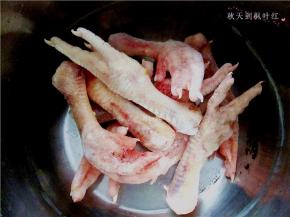 将鸡爪放入容器内；