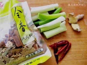 将葱、姜、红椒和全香料准备好；
