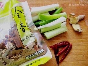 将葱、姜、红椒和全香料准备好；