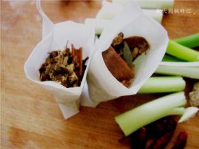 将香料装入小包装袋中；