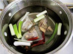 锅中放入清水，将葱、姜和香料都放入进去；