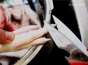 泡好的鸡爪用剪刀将指甲剪掉；