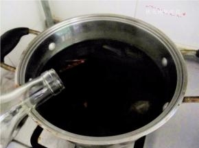 放入料酒；