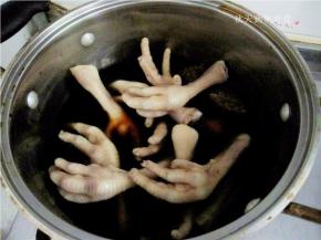 将冲洗干净的鸡爪放入卤汁中，小火卤制；