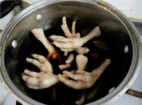 将冲洗干净的鸡爪放入卤汁中，小火卤制；