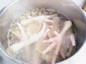 锅中做水将鸡爪进行焯烫，去除血沫子；