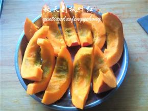 南瓜切块放入蒸锅蒸熟；