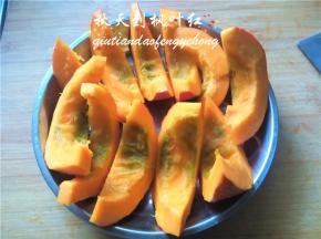 南瓜切块放入蒸锅蒸熟；