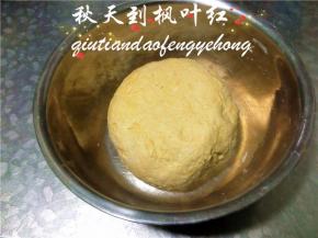 和成软硬适宜的面团，如果南瓜泥本身的水分不足可以稍加水。